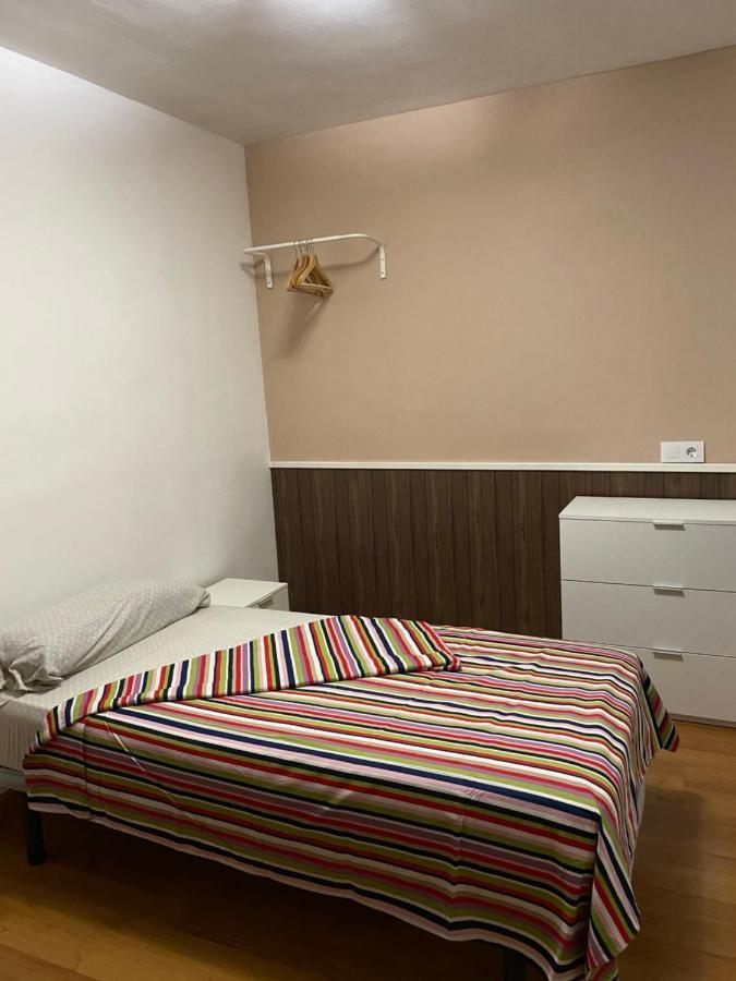 Hostal Urpi-Oklahoma Реус Экстерьер фото